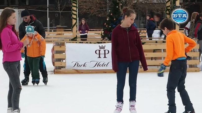 Ледена пързалка радва малки и големи в Пловдив