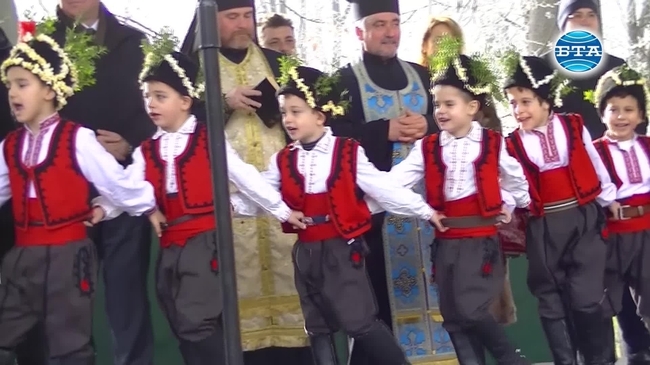 Танцуващи коледари в Ямбол
