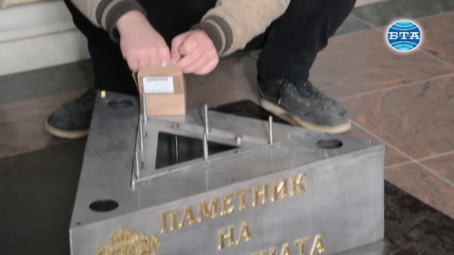 Паметникът на кирилицата, който ще бъде издигнат на Антарктида, гостува във Варна