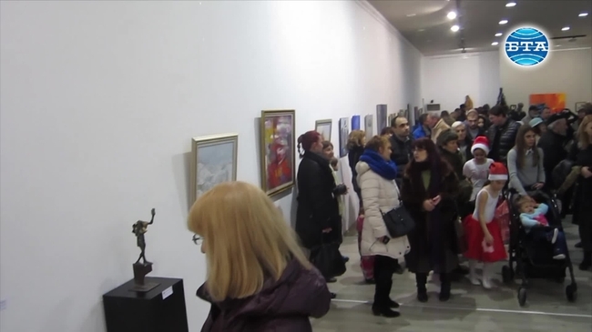 Коледна изложба подредиха плевенски художници 