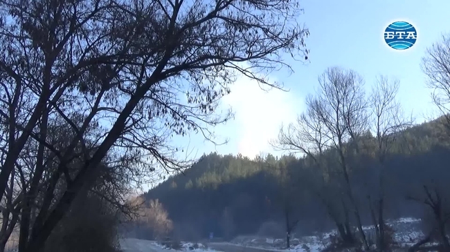 Огнеборци гасиха пожар в хотел край Благоевград
