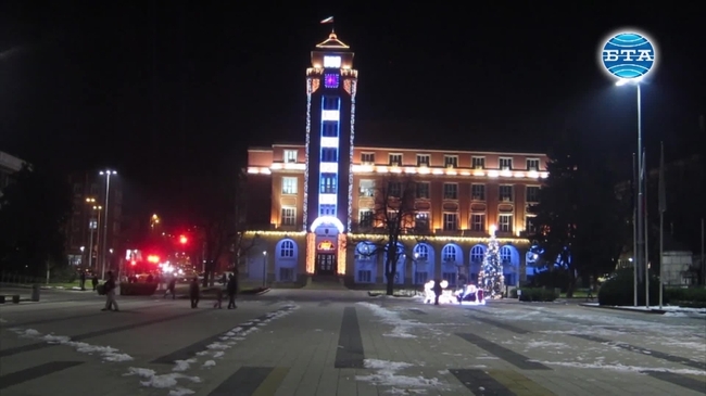 Плевен грее в празнични светлини