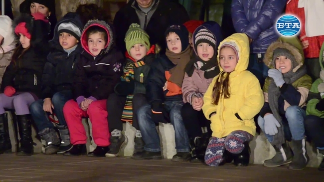 Елхата в Добрич грейна в светлини