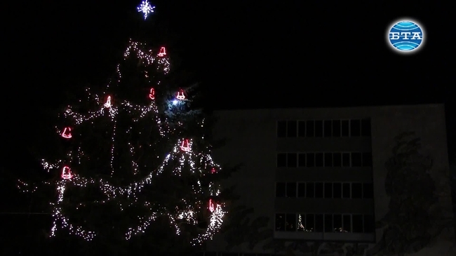 Запалиха светлините на коледната елха в Каварна