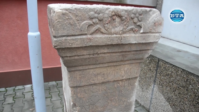 Надписът в Античния театър в Пловдив е в чест на Тит Флавий Котис