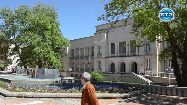 Ученическа изложба "Истории от хартия" в Добрич