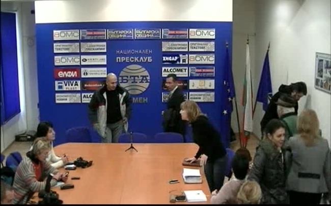 Пресконференция на областния управител на Шумен Донка Иванова и на протестиращи срещу мътната вода, доставяна от язовир "Тича"