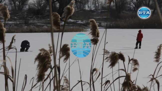 Рибари опитват късмета си върху леда на замръзналото езеро край Долни Богров