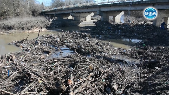 Почистват коритото на река Камчия в местността "Пода"