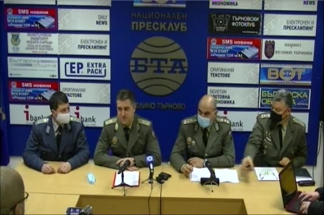Пресконференция на ректорското и деканското ръководство на НВУ„Васил Левски“. Началникът на висшето училище бригаден генерал Иван Маламов и заместник-началникът полк. Н. Урумов представят новостите в тазгодишната кандидаткурсантска и кандидатстудентска кампания