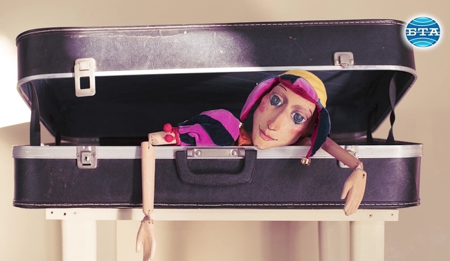 Кукли от архива на ДКТ-Сливен посрещат гостите във фоайето на театъра