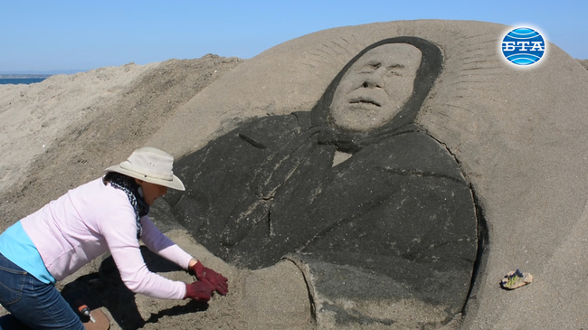 Пясъчна фигура на Ванга изваяха на плажа в Бургас 