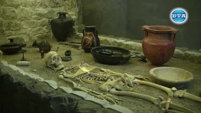 Гроб на тракийски владетел продължава да крие тайни