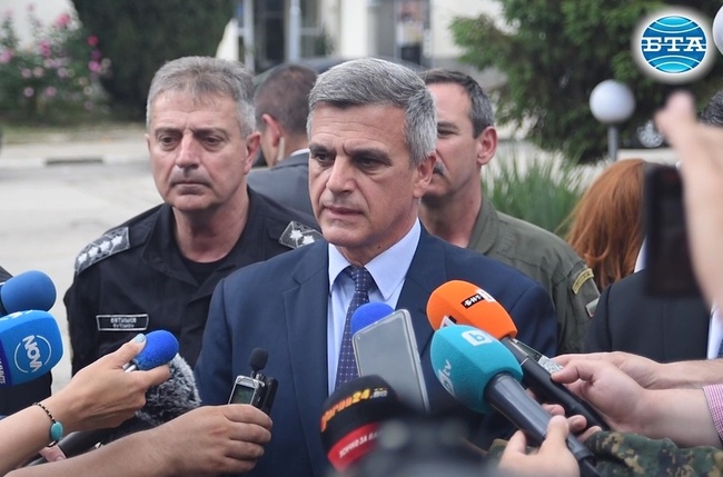 Издирват падналия в морето самолет на дълбочина между 65 и 70 метра