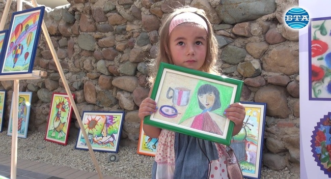 Четиригодишна художничка с благотворителна изложба