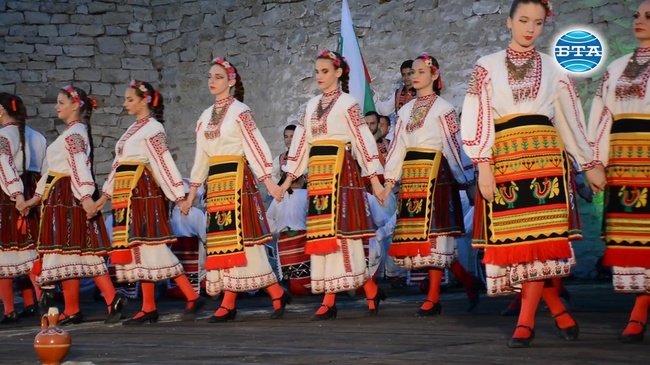 Фолклорен спектакъл оживи ловешката средновековна крепост