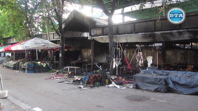 Пожар изпепели част от централния кооперативен пазар в Перник