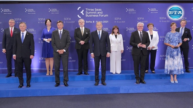 Президентът Румен Радев посрещна държавните глави и делегациите, участващи във форума "Три морета"