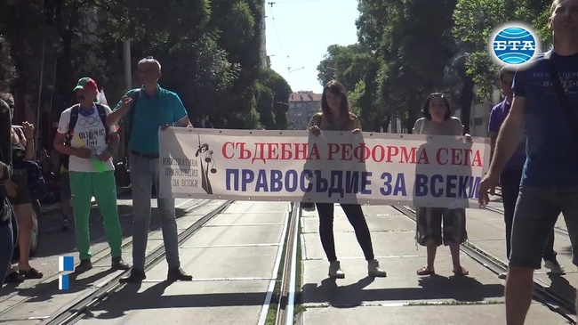 Протест пред сградата на ВСС с искане за оставка на Иван Гешев