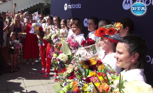 Златните момичета от ансамбъла по художествена гимнастика са вече у дома