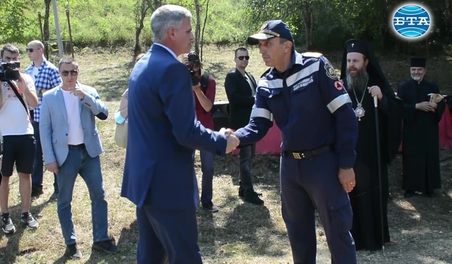 Служебният премиер Стефан Янев се срещна с пожарникарите, участвали в гасенето на големия пожар в РСМ