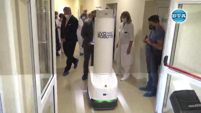 Министър Стойчо Кацаров присъства на представянето на първия робот за автономна дезинфекция в столична болница 