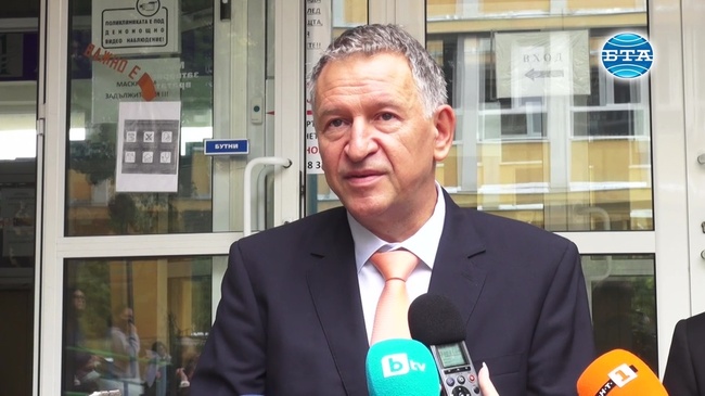 До две седмици ще бъдат разкрити поне 150 COVID зони в страната, каза министър Стойчо Кацаров