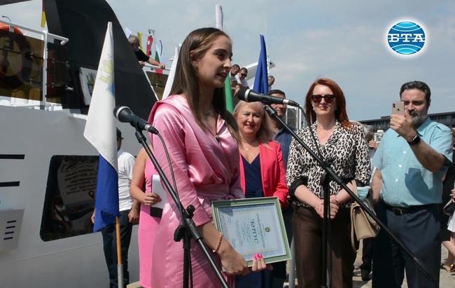 Стефани Кирякова стана кръстница на новия туристически кораб на община Бургас