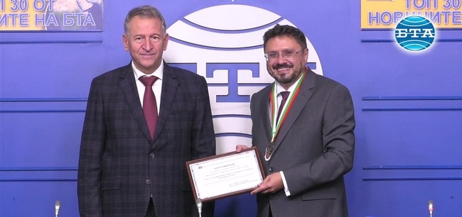 Министър Стойчо Кацаров награди генералния директор на БТА Кирил Вълчев с Почетен знак - първа степен, за принос в кампанията за ваксиниране срещу COVID-19