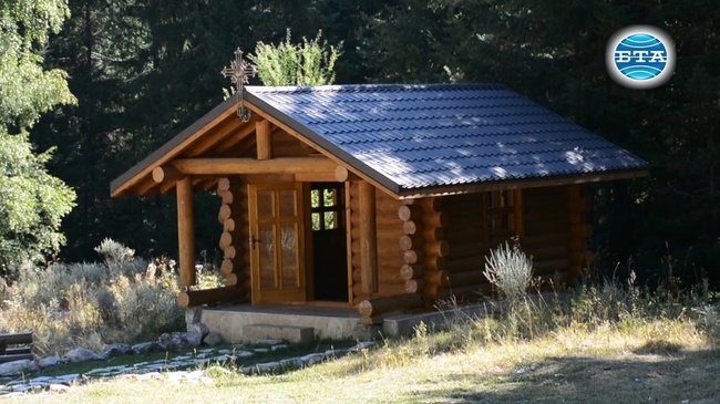 Дървен параклис изградиха банскалии в парк "Пирин"