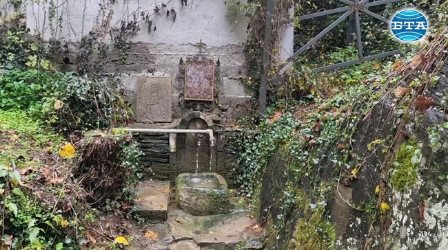 Благословена вода тече от аязмото на Чекотинския манастир 