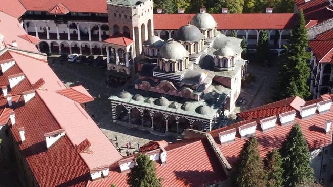 Стотици изпълниха Рилската Света обител за празника Отчовден