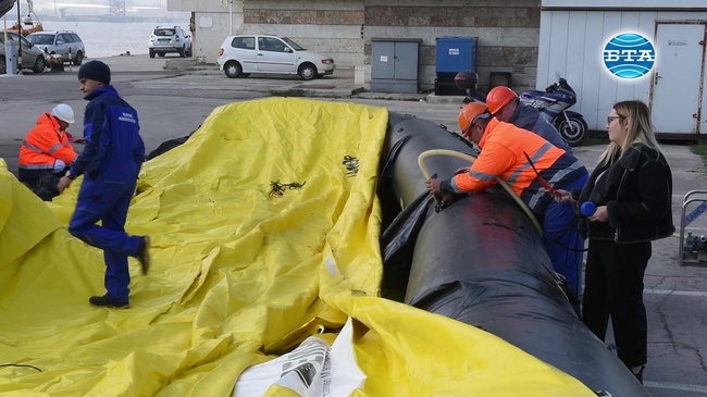 Подготовка на баржите за претоварването на кораба "Vera Su"