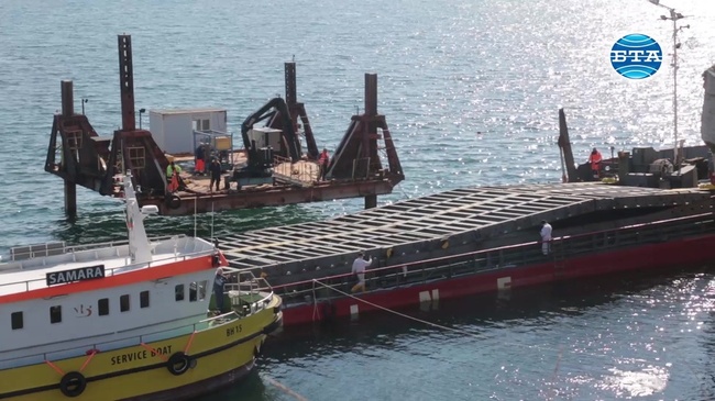 Товарът на заседналия кораб "Vera Su" поне на повърхността е втечнен, съобщи заместник-министър Петър Димитров