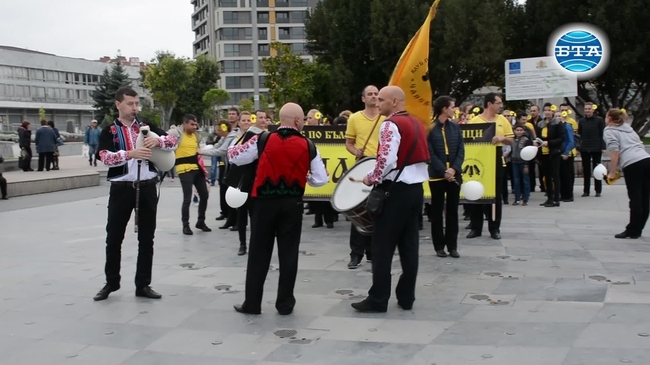 Клуб по български народни танци "Чанове" премина по улиците на Бургас за осмия си рожден ден