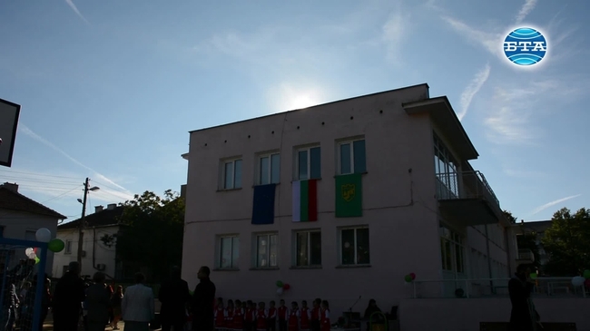 Откриха обновен двор по програма на детска градина във Враца