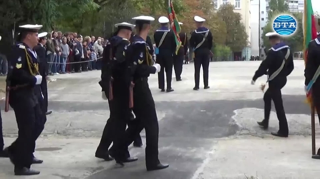 Първият випуск военни лекари положи днес официално клетва във Висшето военноморско училище във Варна

