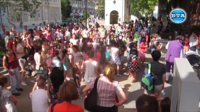 В Плевен с пълни салони започна фестивалът за куклено изкуство за всички възрасти "Шарено петле"