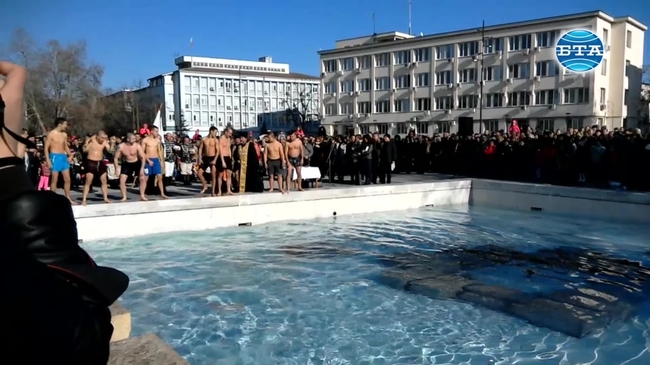 За втори път Ангел Христов извади богоявленския кръст в Търговище