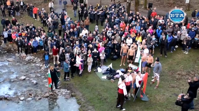 28-годишен инженер спаси кръста на Богоявление във Враца