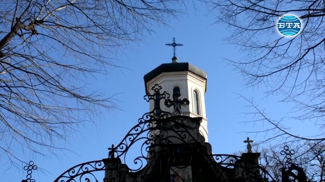 Двайсет и три годишният Теодор Цветков, който е треньор по плуване в Спортното училище в Русе, извади кръста на Богоявление, хвърлен във водите на река Дунав от Русенския митрополит Наум