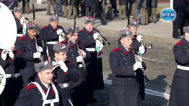 Традиционният Богоявленски водосвет на бойните знамена, флаговете и знамената-светини на Българската армия беше отслужен на площад "Свети Александър Невски"