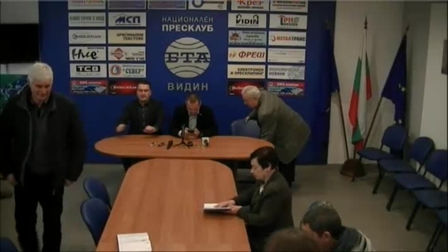 Пресконференция на  евродепутатът и зам.-председател на ВМРО Ангел Джамбазки.  Темата  на пресконференцията  бе "Разликата  в заплатите в страните  от ЕС  и България, и опити за  изравнянането им ". пресконференцията участваха и Марин Цветков /,областен координатор на ВМРО за Северозападна България и Димчо Георгиев/ дясно/ председател на Областния съвет на ВМРО-Видин.