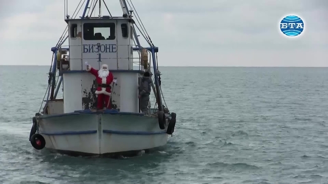 В Каварна Дядо Коледа пристигна с рибарски кораб