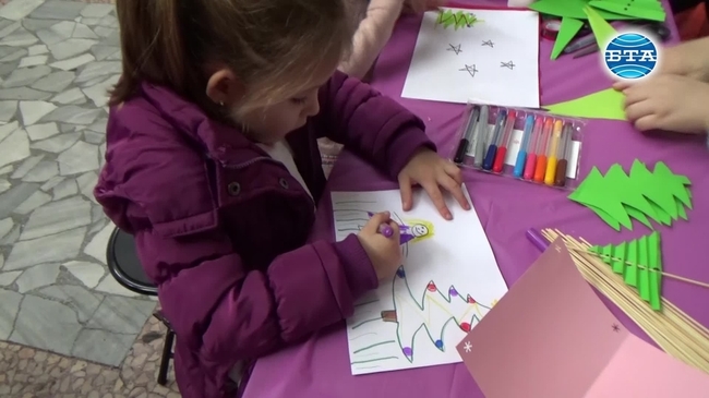 Децата на Благоевград творят в детски коледен панаир
