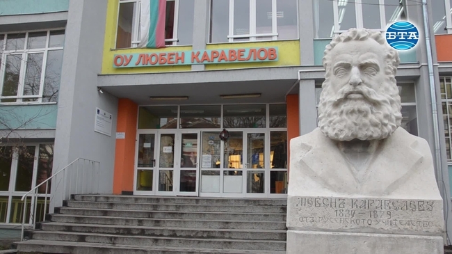 Ученици от Русе събраха хранителни продукти за приютите на отец Иван