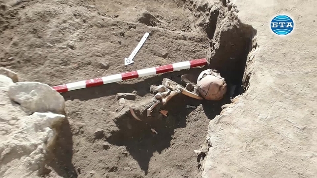 Археолози откриха средновековно погребение в Северната част на "Форума" в Пловдив 
