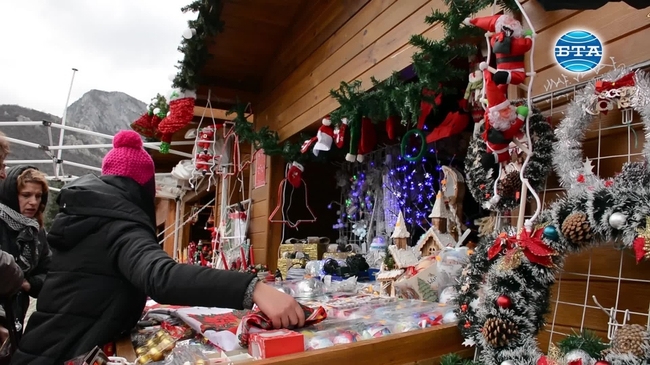 Грейна коледната украса във Враца