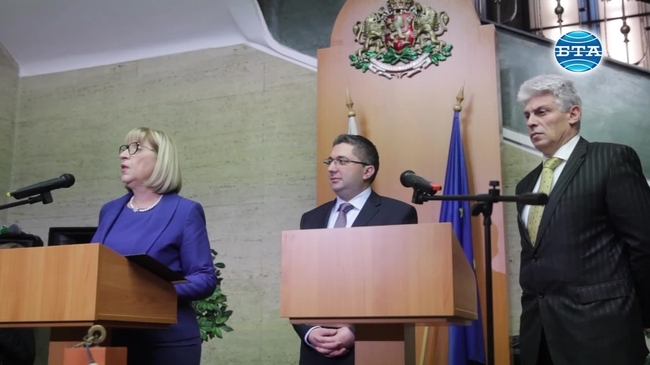 Министърът на правосъдието Цецка Цачева каза, че изпълнителната власт не може да се намеси в делата за "царските имоти" 