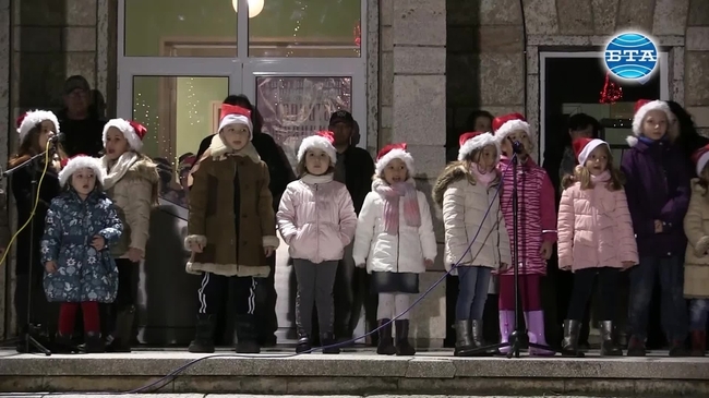 Деца запалиха светлините на коледната елха в Каварна
